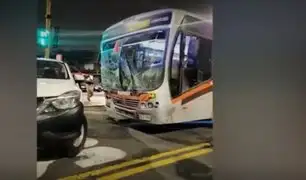 Accidente en SMP: taxi se pasa la luz roja y choca contra bus lleno de pasajeros