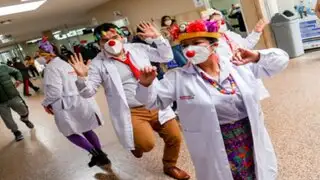 Así alegran los "médicos clowns" la vida de los pacientes y sus familiares en el hospital Rebagliati