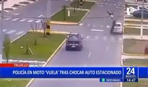 Policía sale volando tras impactar su moto contra auto estacionado en Trujillo