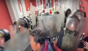 Pobladores y policías se enfrentan en el interior de sede principal del Gobierno Regional de Trujillo