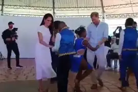 Príncipe Harry y Meghan Markle deslumbran en Colombia bailando salsa