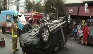 Jesús María: camioneta termina volcada tras protagonizar violento choque