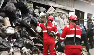 Tras denuncia de BDP retiran gran cantidad basura de fachada de una vivienda en SJL