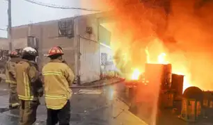 ¡Más de 75 horas de trabajo!: Bomberos siguen combatiendo incendio en almacén de Breña