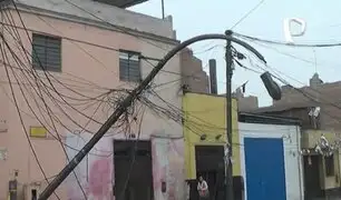 Solo lo sostienen los cables: poste de alumbrado público está a punto de caer en jirón Junín