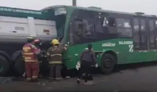 Por muy poco y se registra una tragedia: más de 15 heridos por choque entre bus y camión en la Ramiro Prialé