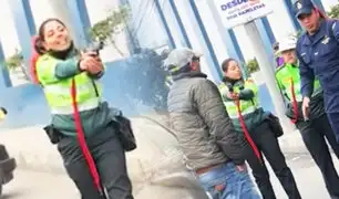 Mujer policía apunta a chófer que se negó a detenerse y la atropelló en el Callao