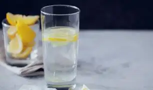 ¿Es buena la tendencia de beber agua con limón? Expertos advierten sobre riesgos para la salud