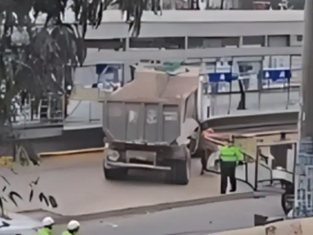 Metropolitano: camión volquete choca contra vía de la estación Independencia