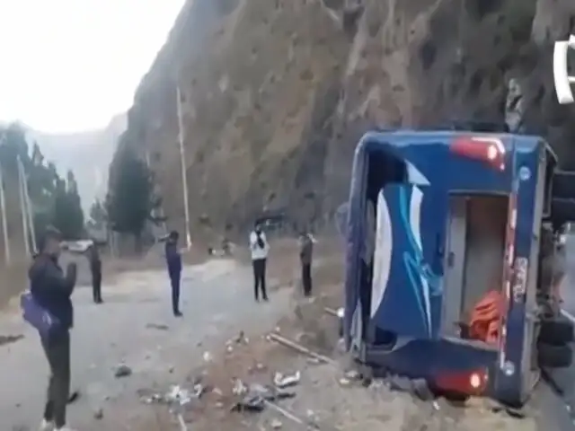 Tragedia en la Carretera Central: bus que transportaba a músicos se despista y deja 1 muerto