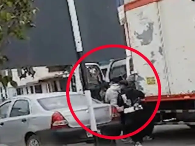 ¡Imágenes impactantes! Secuestran a conductor y se llevan camión con mercadería en el Callao