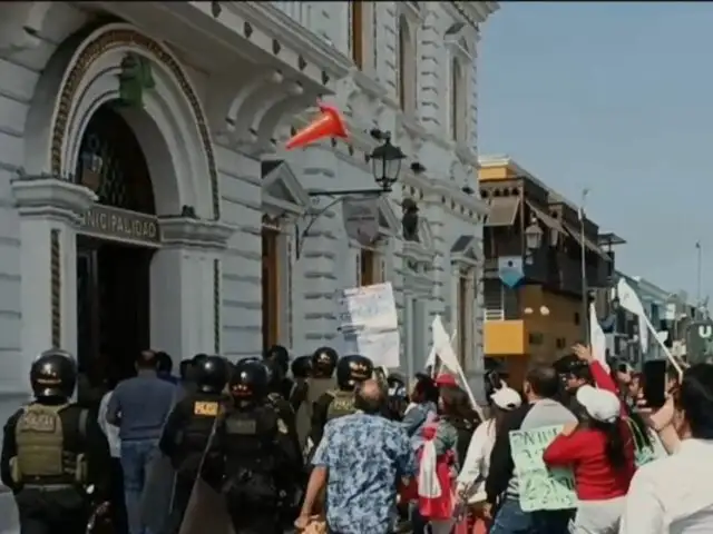 Tensión en Trujillo: lanzan cono de tránsito al alcalde Mario Reyna durante protesta