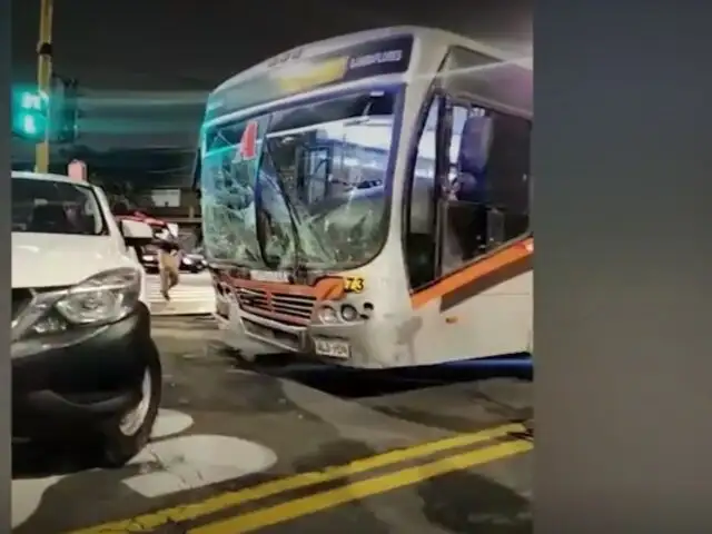 Accidente en SMP: taxi se pasa la luz roja y choca contra bus lleno de pasajeros