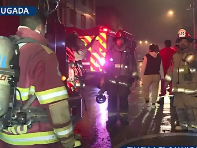 Voraz incendio consume almacén en VES y bomberos siguen tratando de controlar el siniestro