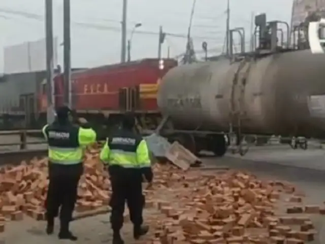 Huachipa: Tren choca contra parte trasera de camión de ladrillos que no se detuvo en cruce de vía férrea