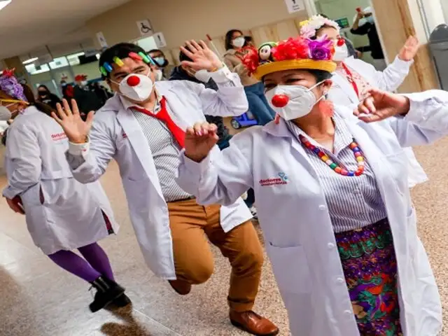 Así alegran los "médicos clowns" la vida de los pacientes y sus familiares en el hospital Rebagliati