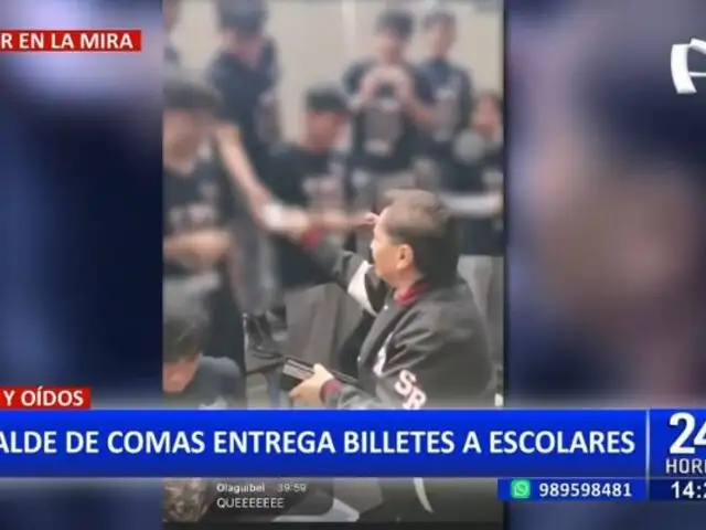 Controversia en Comas: Alcalde Ulises Villegas entrega billetes a escolares