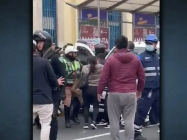 ¡Insólito! Bajan llanta de grúa para evitar que se lleve al depósito a un vehículo en San Isidro