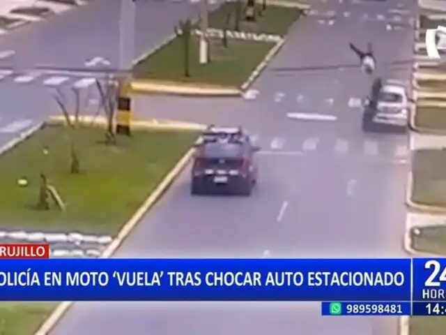 Policía sale volando tras impactar su moto contra auto estacionado en Trujillo