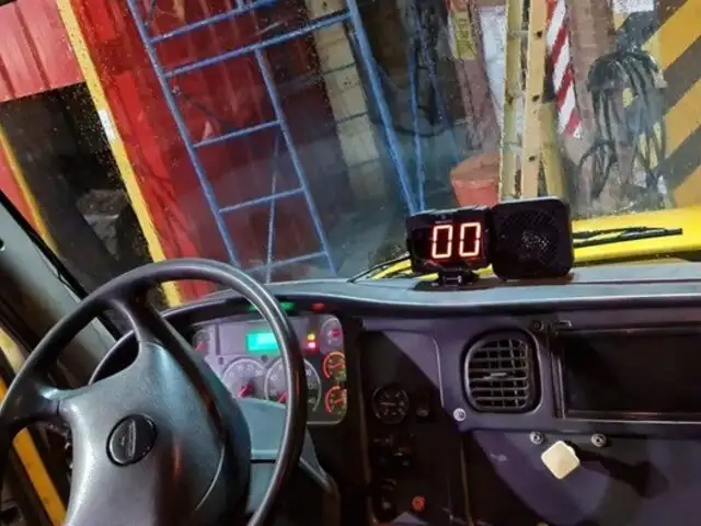 Ingenieros peruanos desarrollan tecnología que advierte a conductores exceso de velocidad en tiempo real