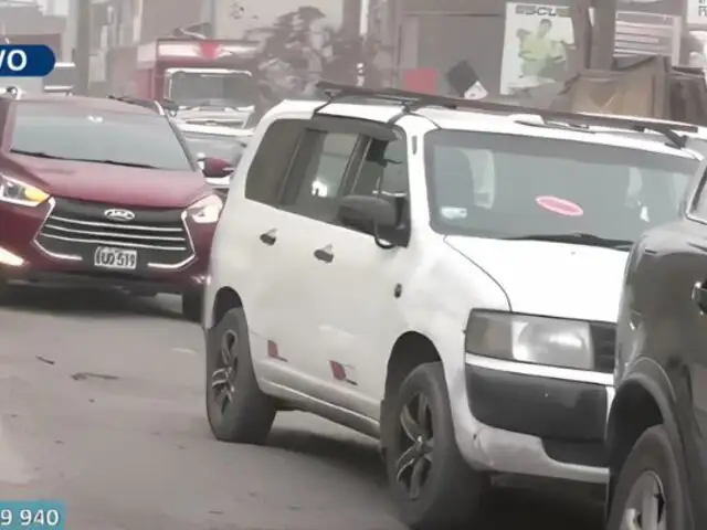 Enormes huecos en av. Pedro Ruiz Gallo son una “pesadilla” para pasajeros y conductores