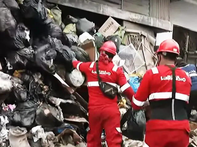 Tras denuncia de BDP retiran gran cantidad basura de fachada de una vivienda en SJL