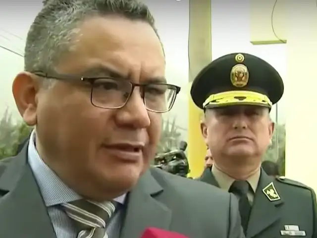 Ministro Santiváñez también guarda chats con Junior Izquierdo y planea usarlos en su defensa