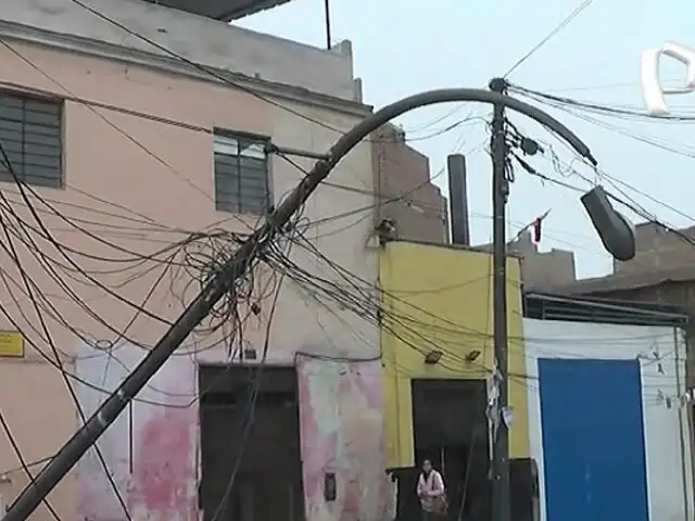 Solo lo sostienen los cables: poste de alumbrado público está a punto de caer en jirón Junín