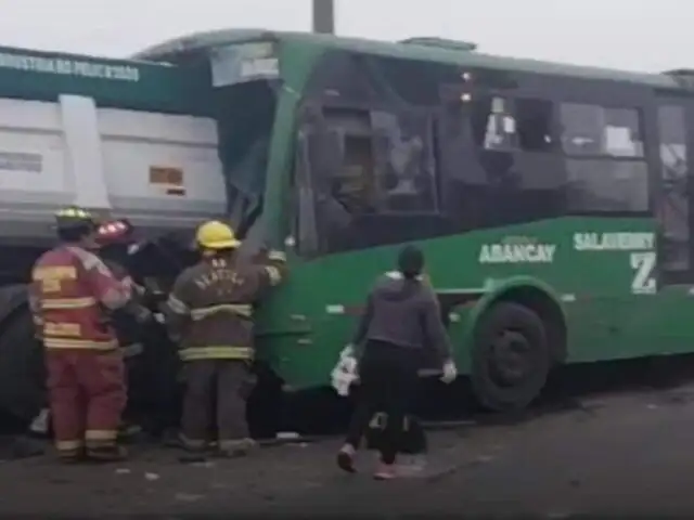 Por muy poco y se registra una tragedia: más de 15 heridos por choque entre bus y camión en la Ramiro Prialé