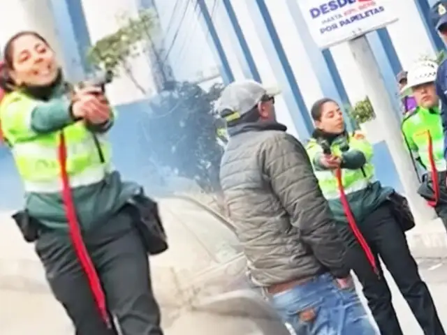 Mujer policía apunta a chófer que se negó a detenerse y la atropelló en el Callao