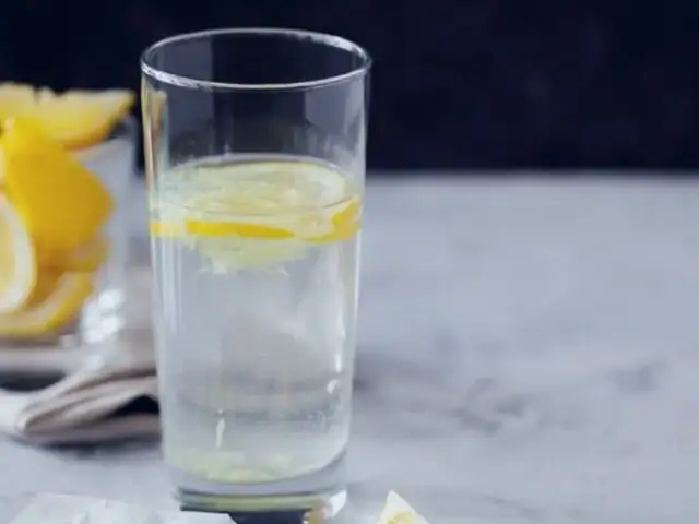 ¿Es buena la tendencia de beber agua con limón? Expertos advierten sobre riesgos para la salud