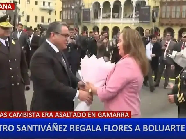 Santa Rosa de Lima: Ministro del Interior entrega flores a presidenta Dina Boluarte