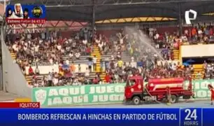 ¡Calor infernal! Bomberos refrescan a hinchas durante un partido de fútbol en Iquitos