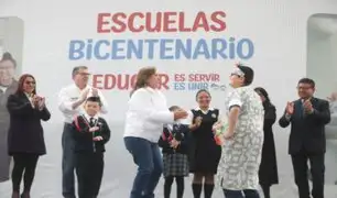 Dina Boluarte sacó los pasos prohibidos y se animó a bailar con un escolar