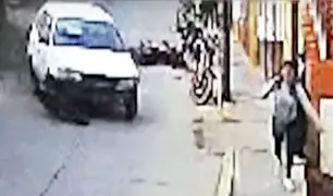 Auto impacta con motos estacionadas y casi atropella a 2 personas en Chachapoyas