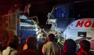 Al menos dos muertos y cinco heridos deja choque de tráiler y ómnibus en una carretera de Ica