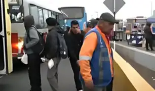 Intenso tráfico a la altura de puente Alipio Ponce tras choque entre camión de cerdos y cisterna en la Panamericana Sur