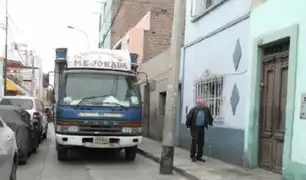 Vecinos de Lince denuncian postes mal ubicados que dificultan el tránsito en el pasaje Tingua