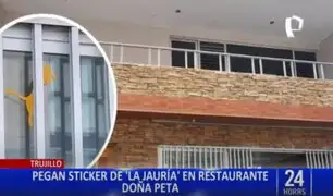 ¡Alerta! Trujillo: restaurante Doña Peta tiene pegado un sticker de la banda criminal ‘La Jauría’