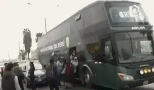 Pasajeros desesperados por falta de buses: algunos hasta se suben a montacargas