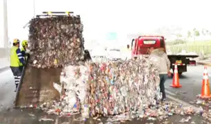 Camión que transportaba material reciclable choca contra el puente Huánuco en el Cercado de Lima