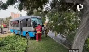 Cúster fuera de control choca contra árbol y deja seis heridos en San Juan de Lurigancho