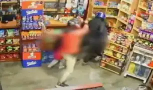 ¡Indignante! Golpean a hombre y a su pequeña hija durante asalto a minimarket