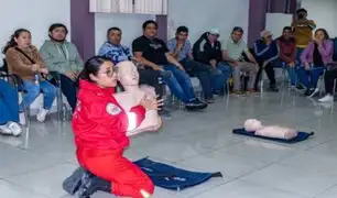 Bomberos capacitan en primeros auxilios a personas con discapacidad auditiva en Trujillo