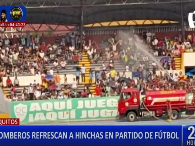 ¡Calor infernal! Bomberos refrescan a hinchas durante un partido de fútbol en Iquitos