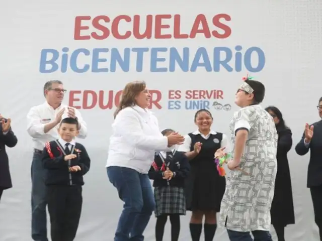 Dina Boluarte sacó los pasos prohibidos y se animó a bailar con un escolar