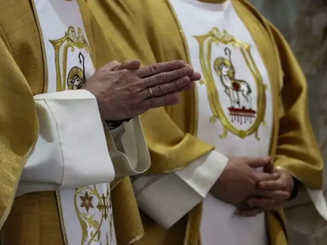 ¡Insólito! Sacerdote habría utilizado ofrendas para viajar por el mundo y someterse a cirugías