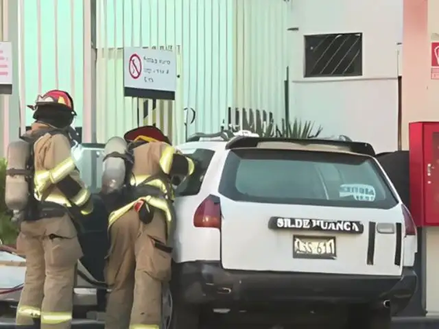 Taxista de 63 años choca contra estructura de grifo y genera alerta por fuga de gas en San Luis