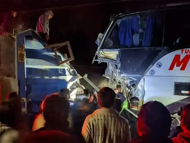 Al menos dos muertos y cinco heridos deja choque de tráiler y ómnibus en una carretera de Ica