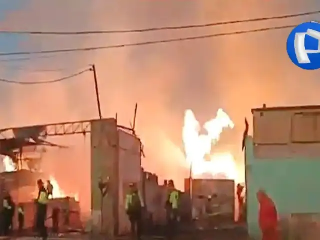 Gran incendio en Arequipa deja 10 inmuebles destruidos y 8 personas heridas